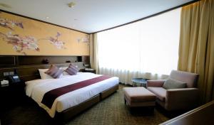 香港南洋酒店的配有一张床和一把椅子的酒店客房