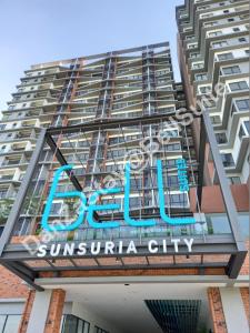 雪邦DanZaStay@BellSuite的一座有太阳城标志的建筑