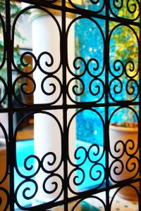 马拉喀什Riad L'Orchidée Suites & Spa的透过铁门透过窗户欣赏美景