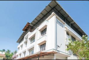 科钦Tharayil Apartments的白色建筑的图像