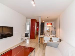 桑坦德Precioso apartamento reformado en el sardinero的一间带白色沙发的客厅和一间用餐室