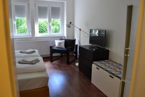阿诺尔德施泰因洛克赛德公寓的客房设有两张床、一台电视和一把椅子。