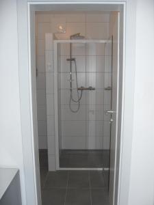 阿诺尔德施泰因洛克赛德公寓的浴室里设有玻璃门淋浴