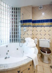 桑提亚纳德玛波萨达传奇酒店的带浴缸和卫生间的浴室。