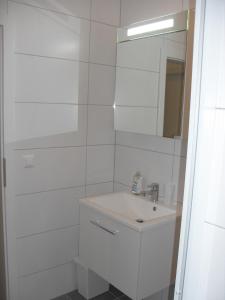 阿诺尔德施泰因洛克赛德公寓的白色的浴室设有水槽和镜子
