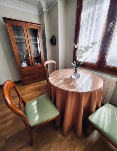 萨拉曼卡Chiqui Home的一张餐桌,上面有花瓶