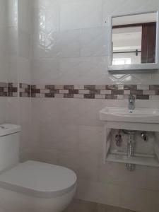 内罗毕Lux suites Utawala Family House的白色的浴室设有卫生间和水槽。