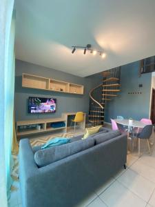 圣丹尼斯LOFT DIONYSIEN DE STANDING的客厅配有蓝色的沙发和桌子