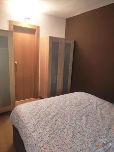 拉莫利纳Apartamento bonito Molina Alp的一间卧室配有一张床和一个橱柜