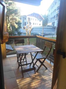 拉莫利纳Apartamento bonito Molina Alp的阳台上配有一张木桌和两把椅子