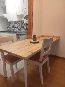 拉莫利纳Apartamento bonito Molina Alp的厨房里配有一张木桌和椅子