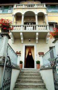 卡尼洛瑞维拉Hotel La Rondinella的通往带阳台的建筑的楼梯