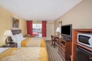 布莱斯维尔布莱斯维尔戴斯酒店的酒店客房设有两张床和一台平面电视。