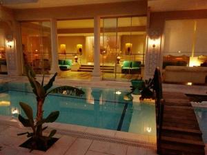 锡德Dolunaydın Butik Otel的一间酒店客房,在一座建筑中设有游泳池