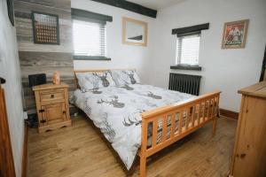 CamertonWILSONS COTTAGE - 2 Bed Classic Cottage located in Cumbria with a cosy fire的相册照片