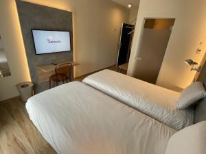 拉卢维耶尔拉卢维耶尔宜必思尚品酒店 的酒店客房设有两张床和一台平面电视。