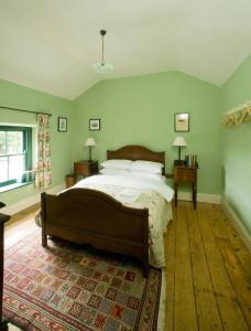塞尔布里奇Castletown Gate House的一间卧室,卧室内配有一张大床