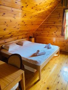 杜加雷萨House for rent Mrežnica的小木屋内一间卧室,配有一张床