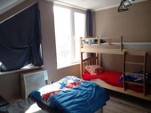 第比利斯BLUE Hostel的一间卧室设有两张双层床和一扇窗户。