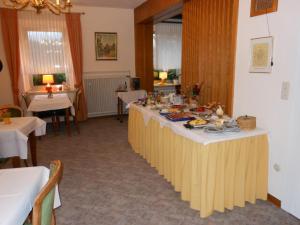 维林根Westfalenhof Garni的一张桌子,上面有食物