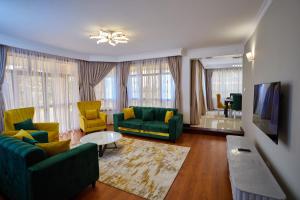 ThikaTakimu Villas Thika的客厅配有绿色沙发和黄色椅子