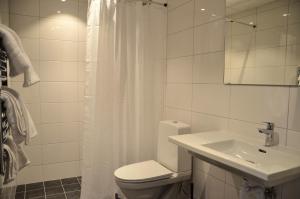 厄斯特松德Hotell Zäta Longstay的白色的浴室设有卫生间和水槽。