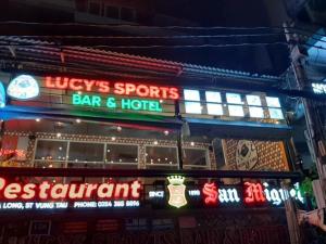 头顿Lucys Hotel的酒吧和酒店前面有 ⁇ 虹灯标志