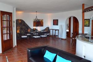 MalaHome Casa Sueño in the Village of Mala的客厅配有沙发和桌子