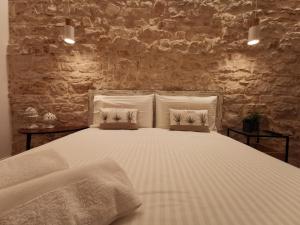 卡萨诺德莱穆尔杰Aracoeli 20的卧室配有白色的床和2个枕头