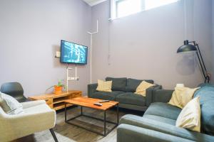 爱丁堡比佛班克广场 - 校园公寓的带沙发和电视的客厅