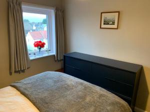 柯科迪NEW Superb One Bedroom Getaway in Dysart Kirkcaldy的一间卧室设有一张床和一个窗口