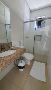 皮乌米Ribs Hotel的浴室配有卫生间、水槽、浴缸和卫生间。