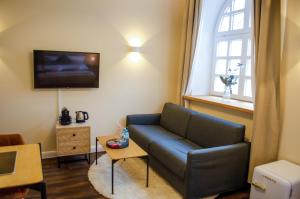 慕尼黑HOMELY STAY Studio 3的客厅配有蓝色的沙发和电视