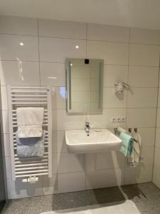卡特恩伯恩霍夫曼私人客房民宿的浴室配有盥洗盆、镜子和毛巾