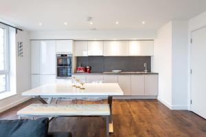 Stunning Brentford Penthouse的厨房或小厨房