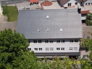 阿诺尔德施泰因洛克赛德公寓的一座白色的大建筑,有灰色的屋顶