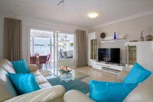 卡门港Villa hermosa的带沙发和玻璃桌的客厅