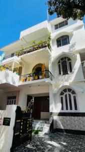 兰奇Krishna Kunj的前面有长凳的白色房子
