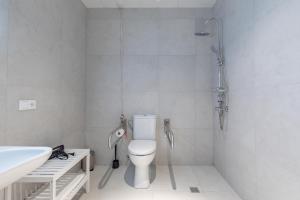 瓦伦西亚Sunny,Private Terrace,Wheelchair access的浴室配有卫生间、盥洗盆和淋浴。