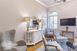 布尔加斯Villa Promenade的客厅配有椅子和墙上的电视