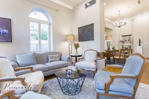 布尔加斯Villa Promenade的客厅配有沙发、椅子和桌子
