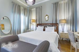 布尔加斯Villa Promenade的一间卧室配有一张床、一把椅子和镜子