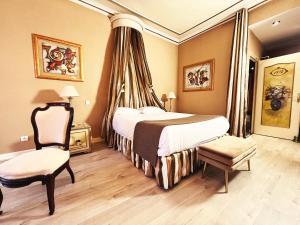 朗格勒宝斯特酒店的配有一张床和一把椅子的酒店客房