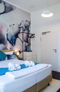 慕尼黑HOMELY STAY Studio 5的一间卧室配有带毛巾的床