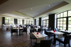 伊普尔德利瑟瓦尔酒店的用餐室设有桌椅和窗户。