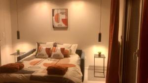 敦刻尔克L'intemporel plage - Malo'Cation的一间卧室配有一张壁画床