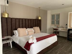 特基斯基亚潘Casa Martha hotel boutique的一间卧室配有一张大床和两条毛巾