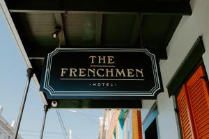 新奥尔良The Frenchmen的挂在建筑物一侧的酒店标志