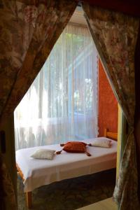 斯巴达Mihaila seaside: 2 bedroom bungalows Kefalonia的窗户客房内的一张床位