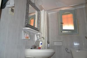 斯巴达Mihaila seaside: 2 bedroom bungalows Kefalonia的白色的浴室设有水槽和镜子
